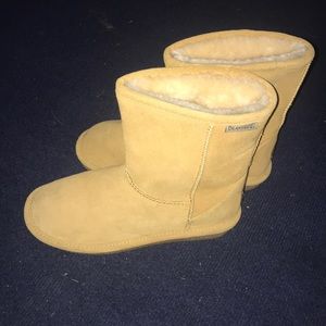 Bearpaw boots only worn 1 time!!